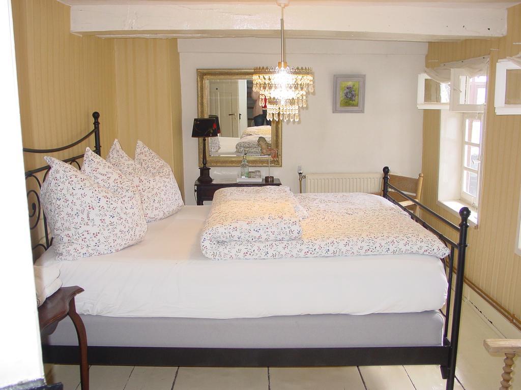 Robert'S Bed & Breakfast Helmarshausen Exterior photo